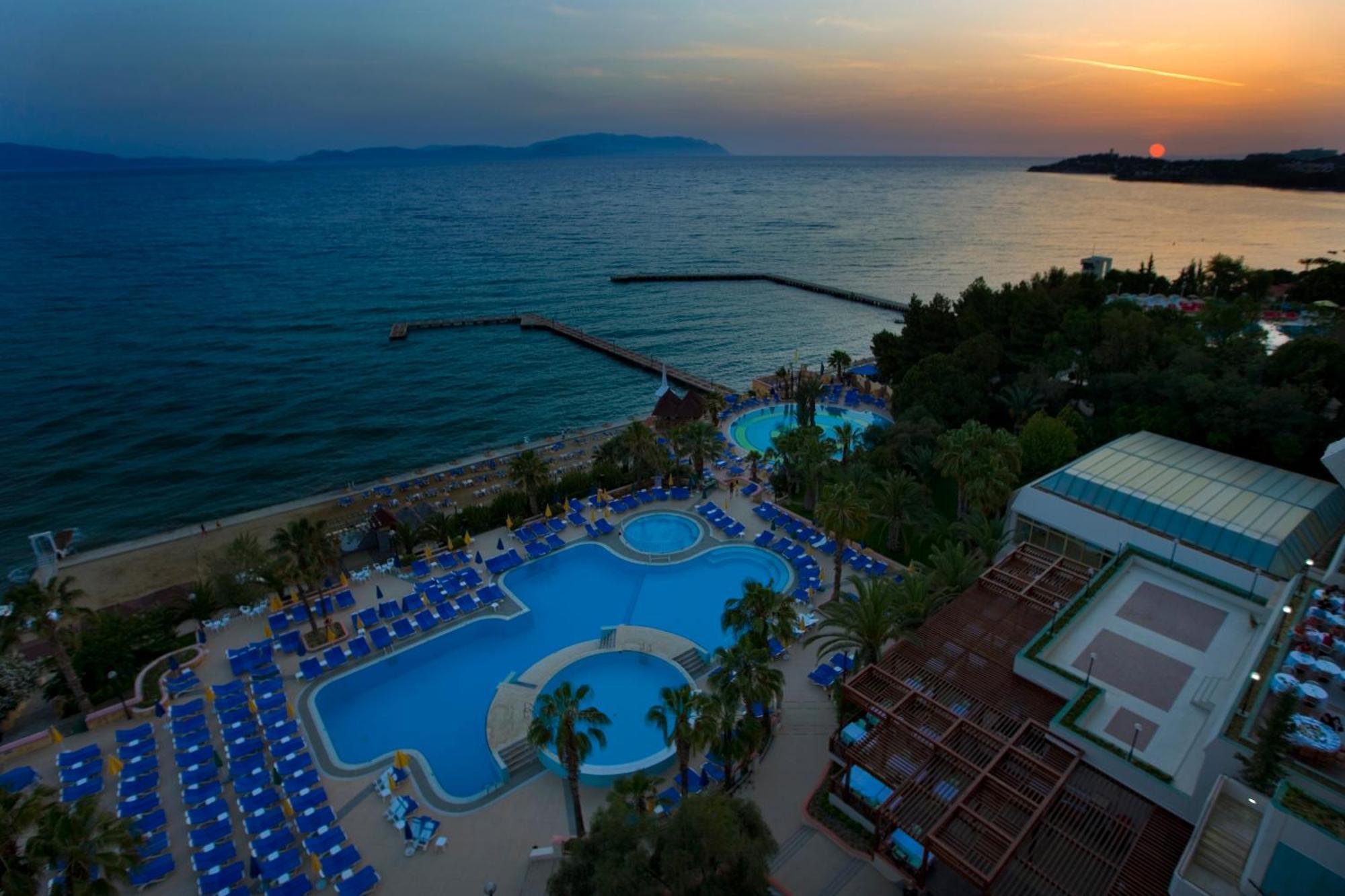 Fantasia Deluxe Hotel Kusadası Exterior foto